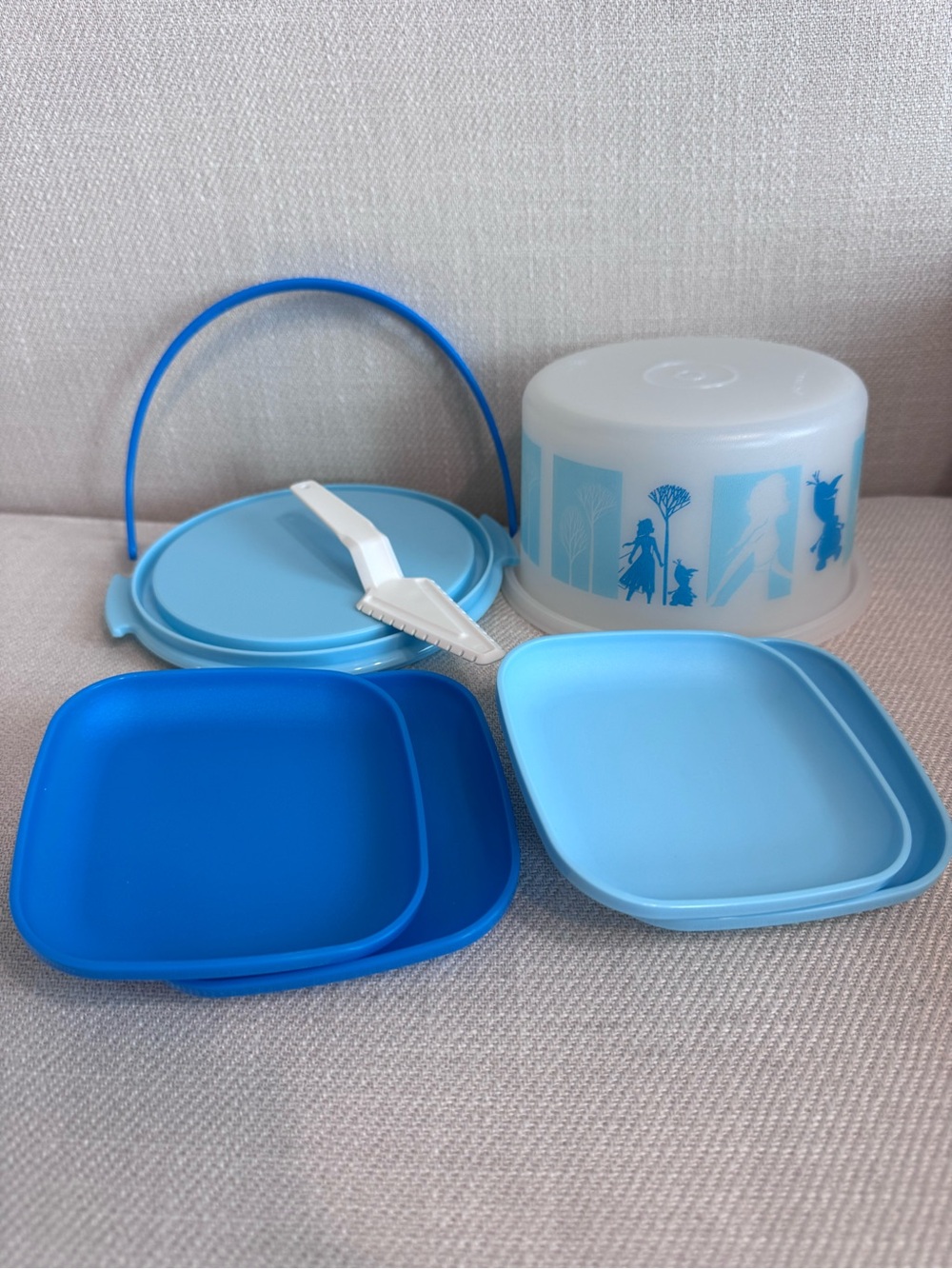 Tupperware Toys Mini Disney Frozen Cake carrier set.